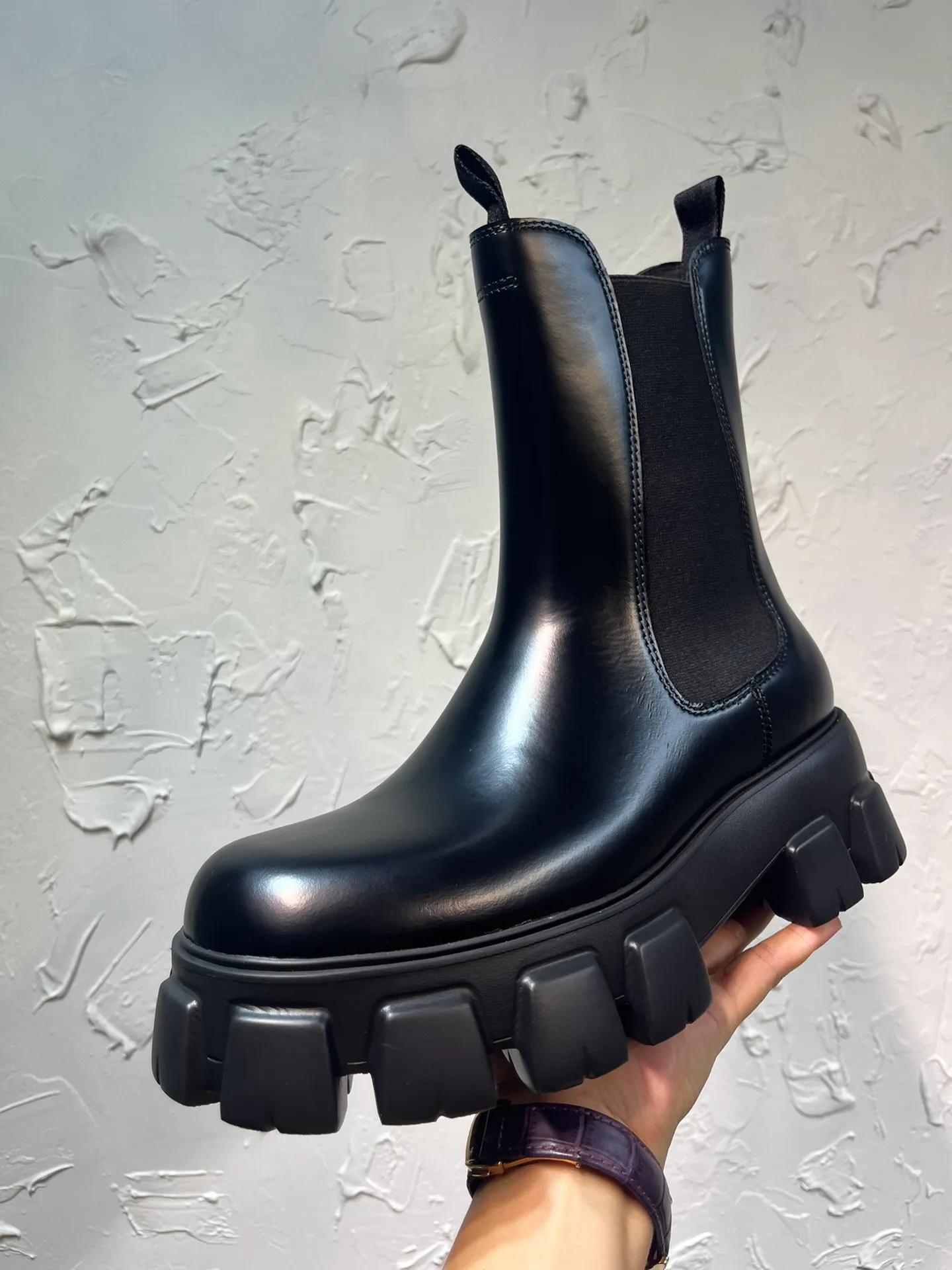 Men's shoes 💰940💰🔥🔥🔥 Upgraded version 2025 new prada Prada triangular enamel logo boots, round-toe elastic Martin boots, original one-to-one development, outsole one-to-one private molding, the fabric is made of imported open edge beads, lining cowhide, foot pad cowhide, sole height 5cm, outsole original rubber foam sole, full package, code number 39-46